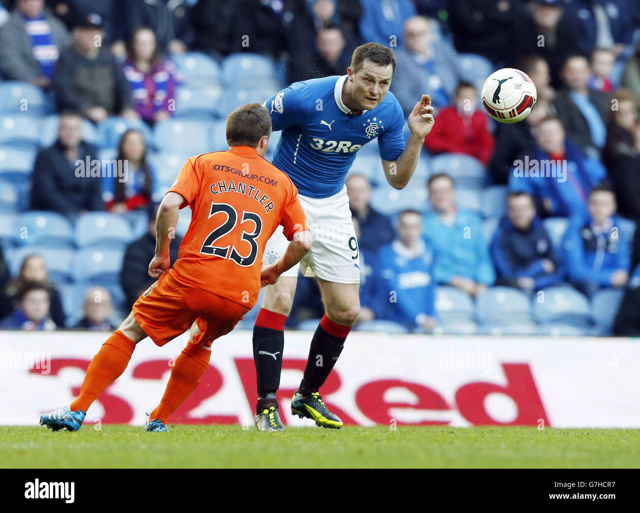 Chris Chantler de Kilmarnock et Jon Daly des Rangers se battent pour le ballon lors du match du quatrième tour de la coupe d'Écosse William Hill à Ibrox, Glasgow. Banque D'Images