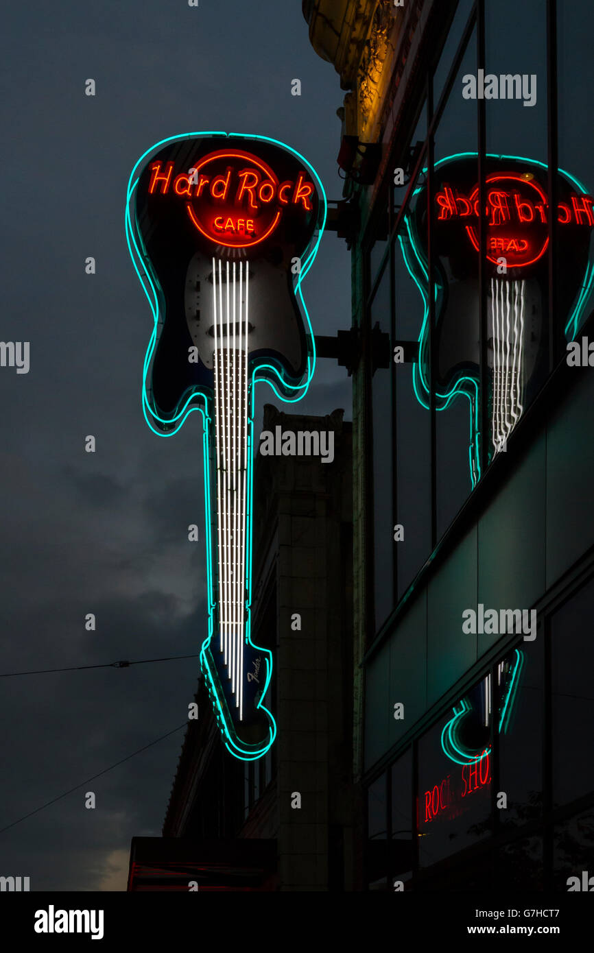 Vue sur la guitare lumineuse signe de l'hard rock café à Seattle (Washington, États-Unis) Banque D'Images