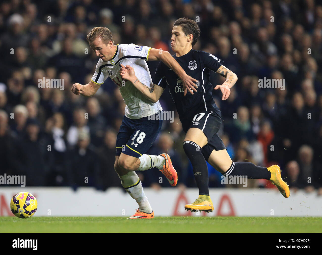 Football - Barclays Premier League - Tottenham Hotspur v Everton - White Hart Lane.Harry Kane de Tottenham Hotspur (à gauche) et Besic Muhamed d'Everton se livrent à des batailles pour le ballon. Banque D'Images