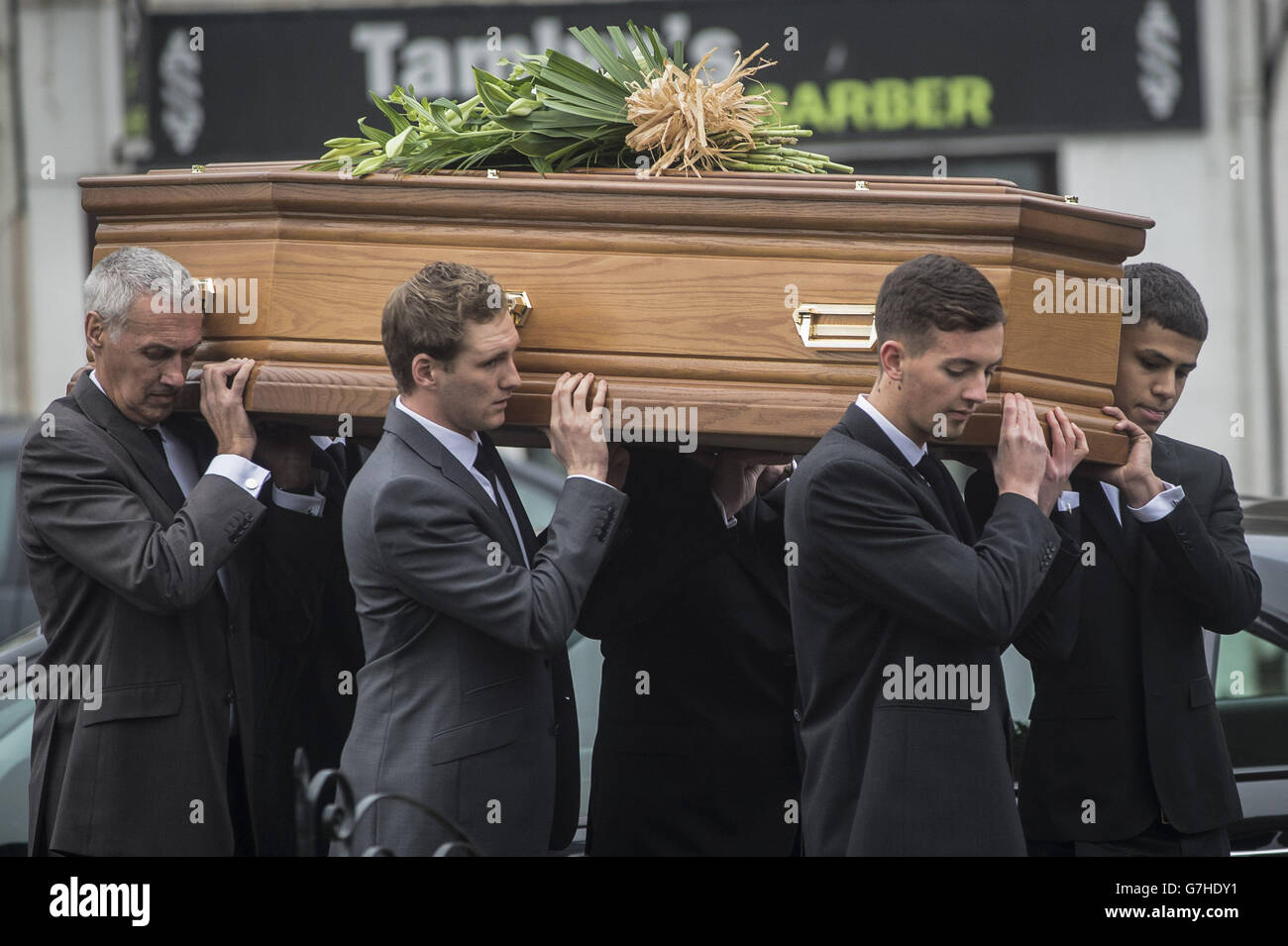 Les amis et la famille portent le cercueil de Ben Pocock, l'étudiant de l'université qui était à bord du vol MH17 de Malaysia Airlines quand il s'est écrasé en Ukraine, comme la fête funéraire sortie St Jean l'église baptiste, Keynsham, Bristol, où ses funérailles ont eu lieu. Banque D'Images