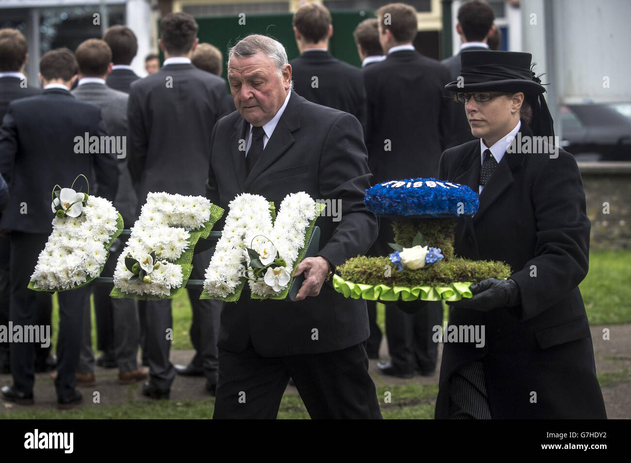 Des fleurs pour Ben Pocock, l'étudiant de l'université qui était à bord du vol MH17 de Malaysia Airlines lorsqu'il s'est écrasé en Ukraine, sont transportées dans l'église Saint-Jean-Baptiste, Keynsham, Bristol, où ses funérailles ont eu lieu. Banque D'Images