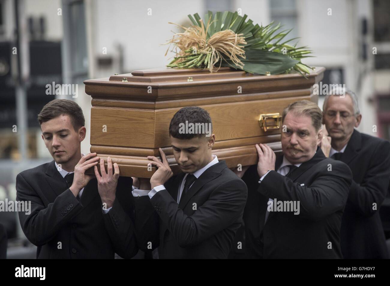 Les amis et la famille portent le cercueil de Ben Pocock, l'étudiant de l'université qui était à bord du vol MH17 de Malaysia Airlines quand il s'est écrasé en Ukraine, comme la fête funéraire sortie St Jean l'église baptiste, Keynsham, Bristol, où ses funérailles ont eu lieu. Banque D'Images
