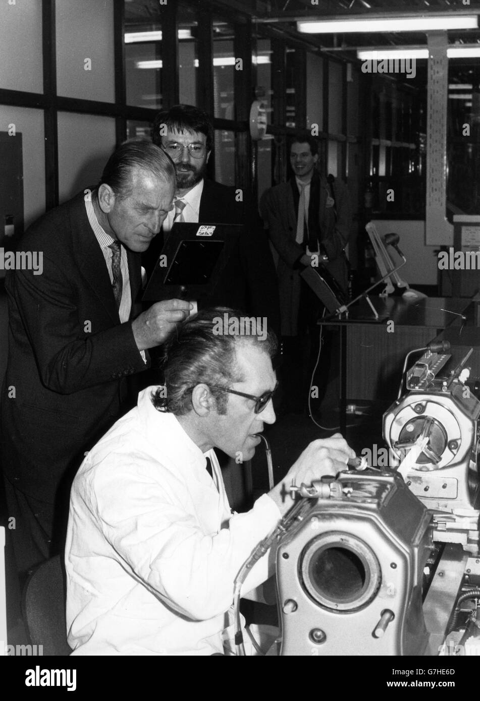 Le duc d'Édimbourg utilise un protecteur oculaire pour voir la production de tubes à flash à Noblelight Ltd, au Cambridge Science Park, lors d'une visite dans trois entreprises ayant des liens universitaires. Le prince Philip, chancelier de l'Université de Cambridge, est dans la ville pour deux jours. *numérisation basse résolution à partir de l'impression, haute résolution disponible sur demande* Banque D'Images