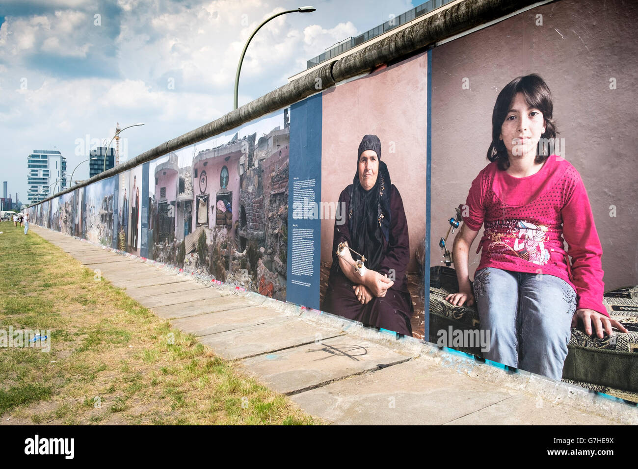 Des images de guerre au mur, une exposition de photographies sur la guerre en Syrie par Kai Wiedenhofer affiché à l'extérieur sur le mur de Berlin Banque D'Images