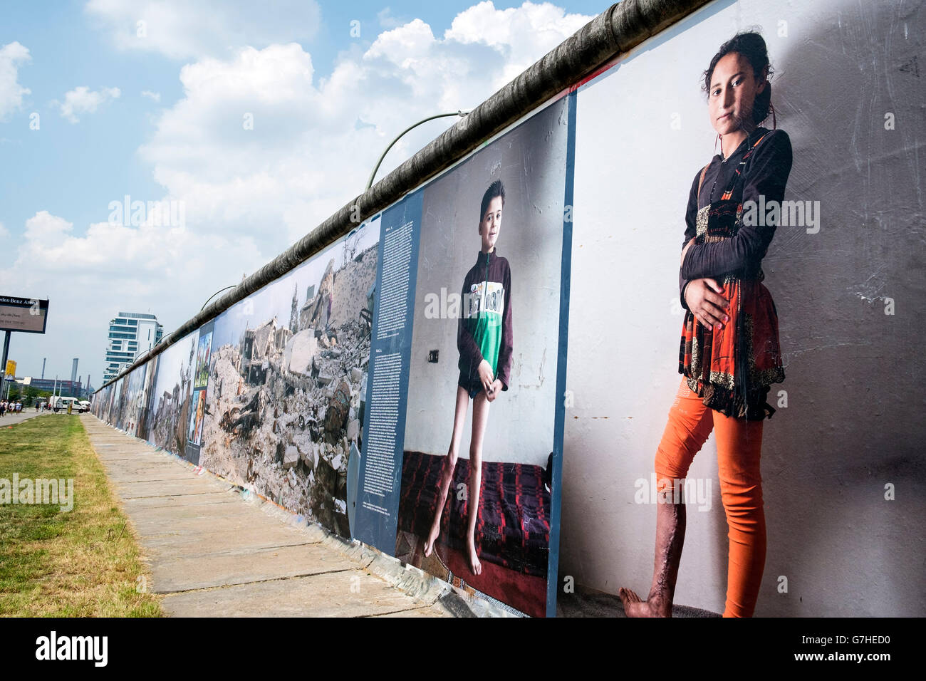 Des images de guerre au mur, une exposition de photographies sur la guerre en Syrie par Kai Wiedenhofer affiché à l'extérieur sur le mur de Berlin Banque D'Images