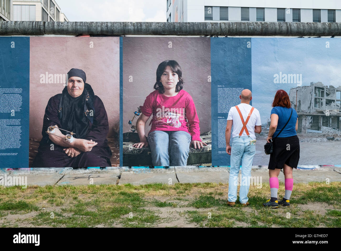Des images de guerre au mur, une exposition de photographies sur la guerre en Syrie par Kai Wiedenhofer affiché à l'extérieur sur le mur de Berlin Banque D'Images