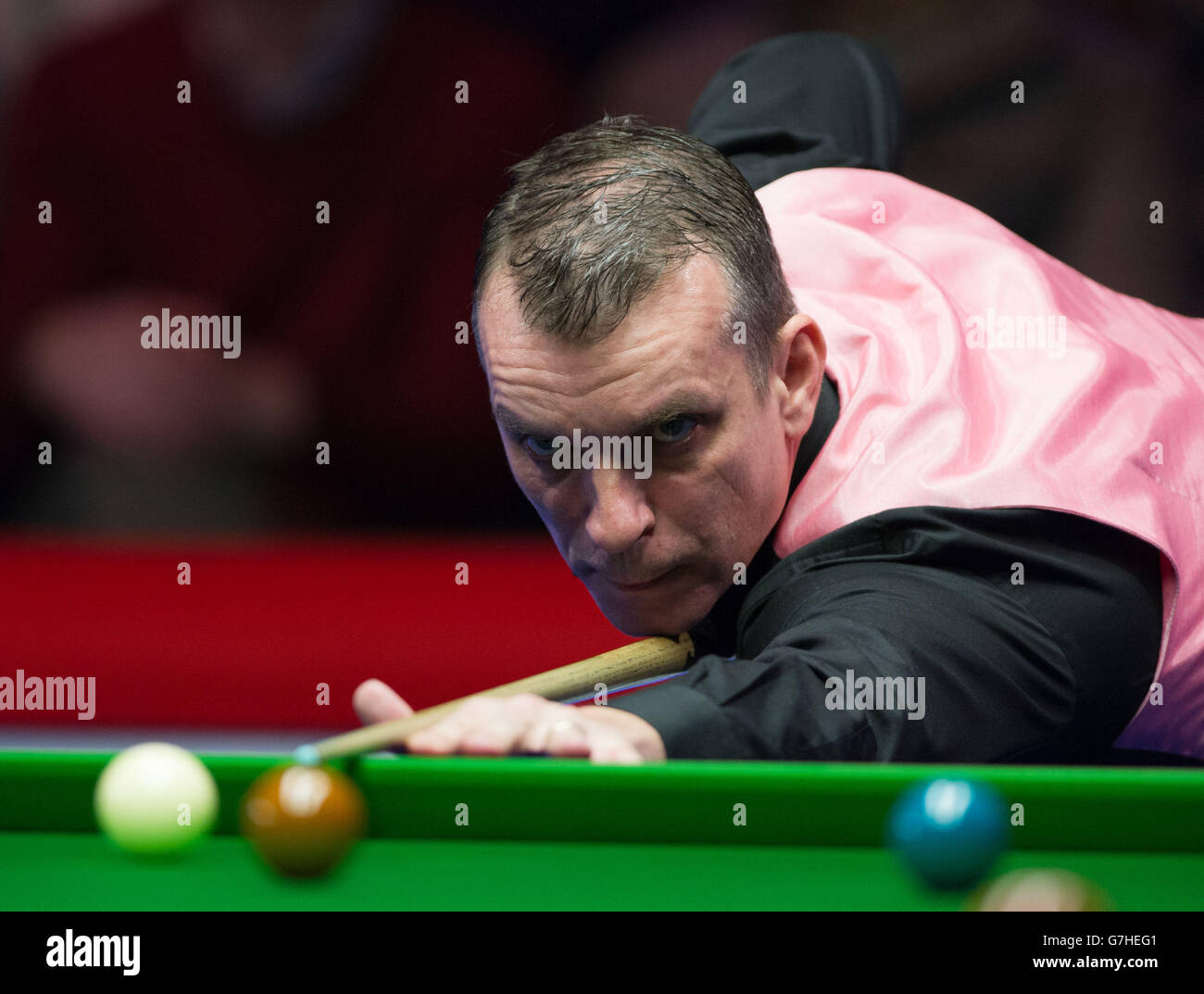 Mark Davis en action contre Judd Trump lors du championnat Coral UK 2014 au Barbican Center, York. Banque D'Images