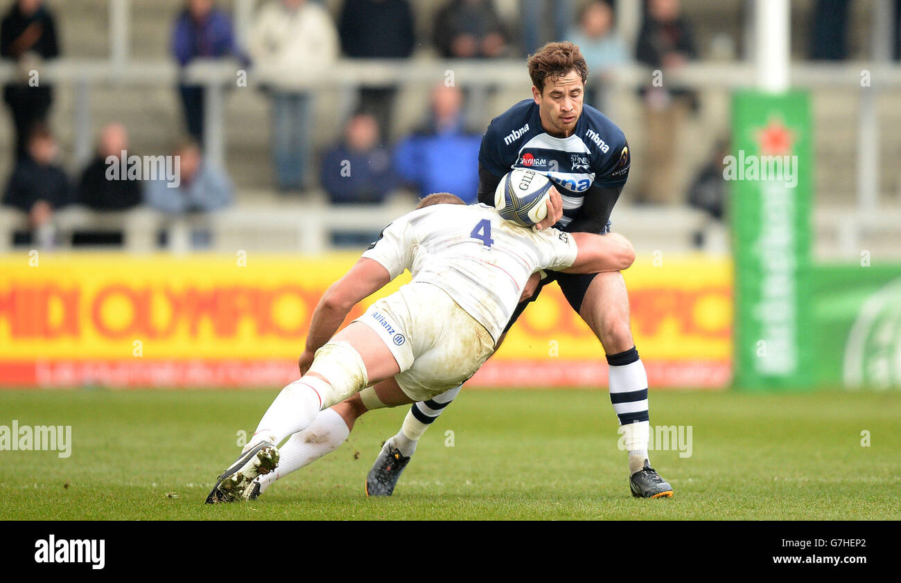 Solde Danny Cipriani de Sharks laisse tomber le ballon comme il est attaqué par George Kruis de Saracens, pendant le match Pool One de la coupe des champions de rugby européenne au stade AJ Bell, Eccles. Banque D'Images