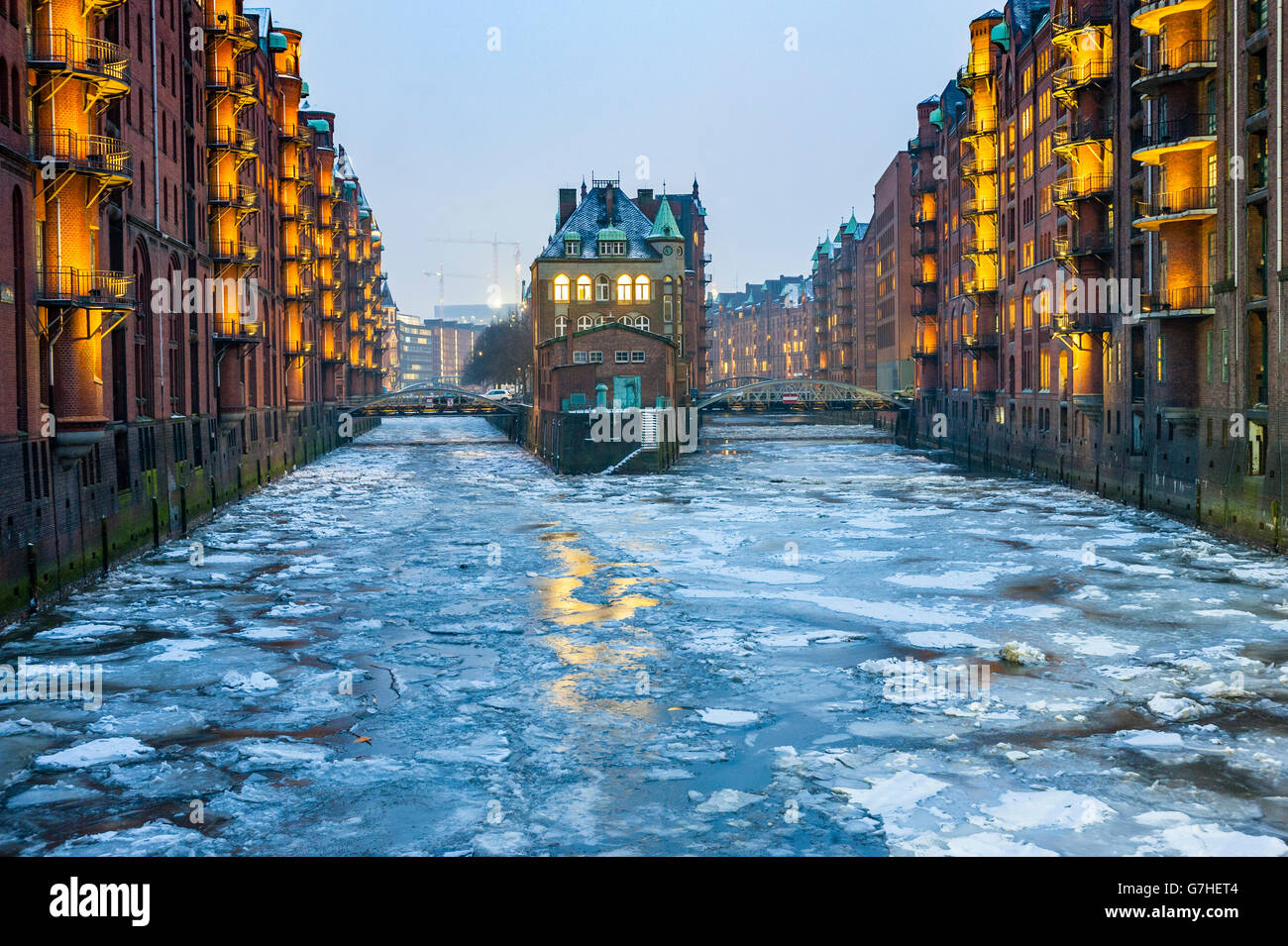 Voir l'historique en brique rouge de l'entrepôt avec les canaux gelés en hiver à côté de Speicherstadt canaux de Hambourg Allemagne Banque D'Images