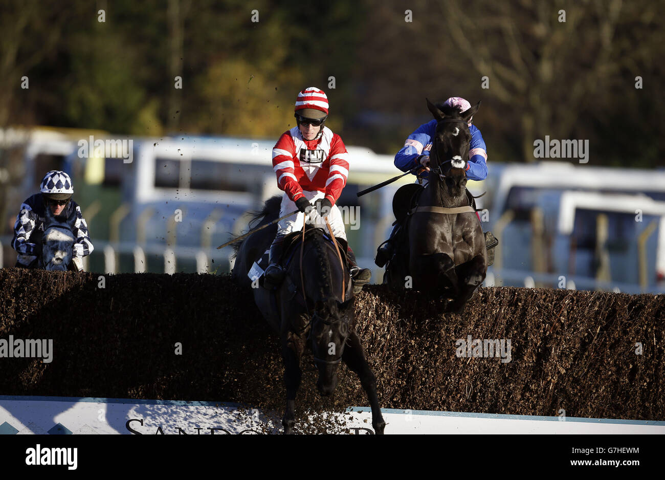 Dunraven Storm (au centre), criblé par Richard Johnson, saute le dernier mais se délaisse à Vibrato Valtat (à gauche) dans la course de Henry VIII novices Chase de Racing Post pendant la journée de Tingle Creek à l'hippodrome de Sandown Park, Sandown. Banque D'Images