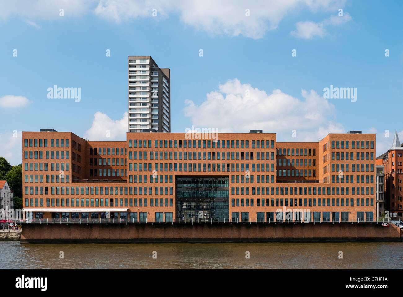 Immeubles de bureaux modernes au bord de l'Elbe à Hambourg Allemagne Banque D'Images