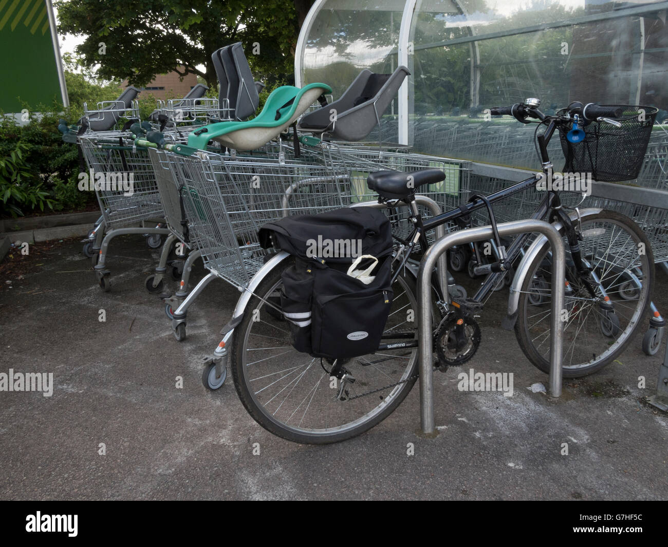 Des aires de stationnement vélo bloqué par un chariot. Banque D'Images