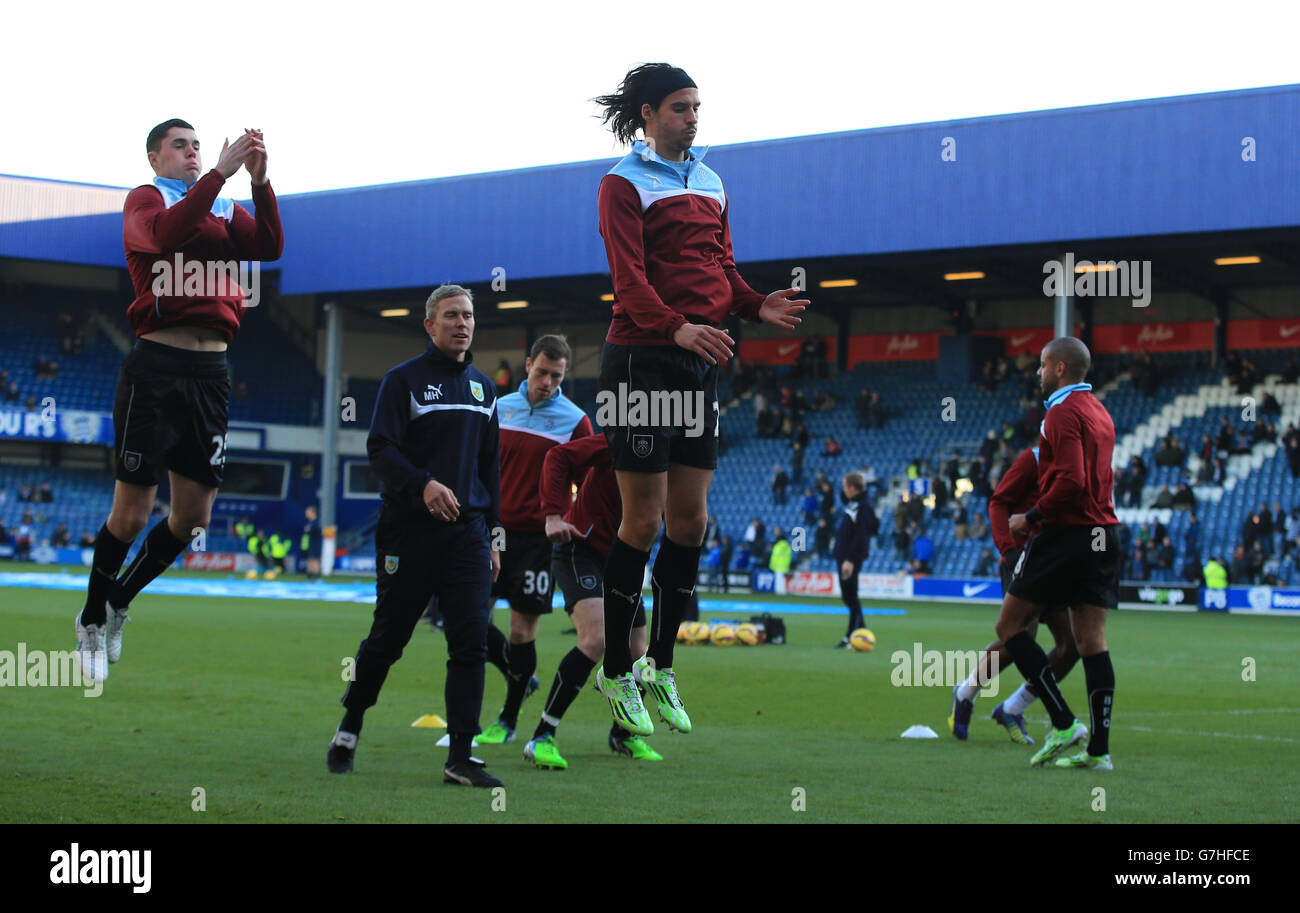 George Boyd de Burnley et Michael Keane de Burnley se réchauffent avant le match de la Barclays Premier League à Loftus Road, Londres. Banque D'Images