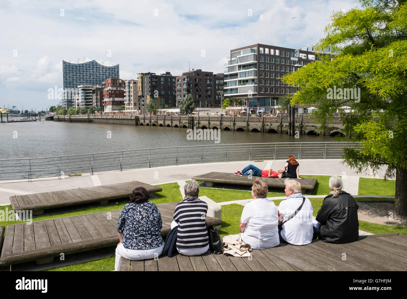 Senior Women Sitting At-Marco-Polo Terrassen Cadre de développement de la propriété moderne Hafencity à Hambourg Allemagne Banque D'Images
