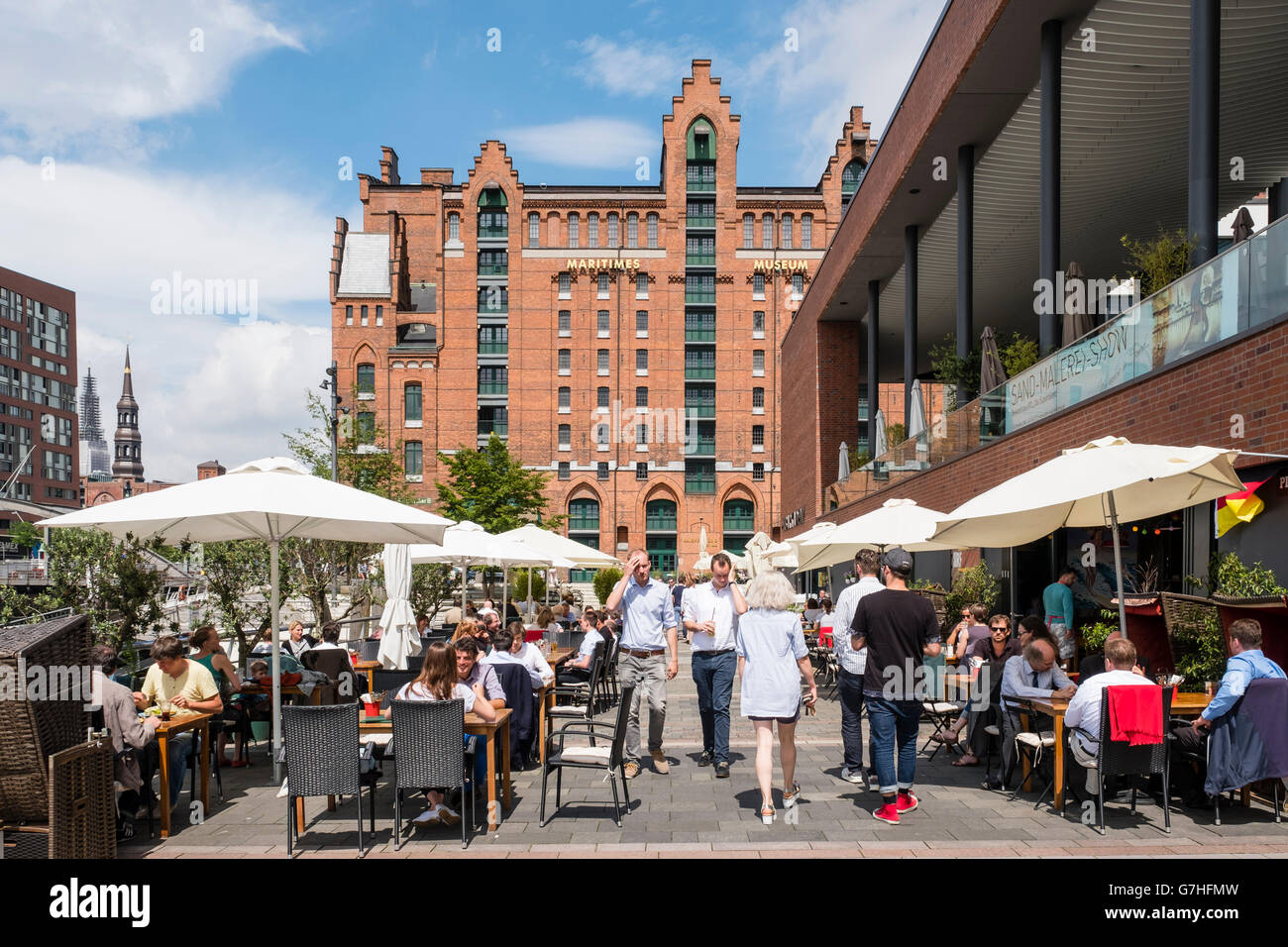 Voir d'Elbtorpromenade Elbarkaden occupé et de nouveaux projets immobiliers dans la région de Hafencity Hamburg Allemagne Banque D'Images