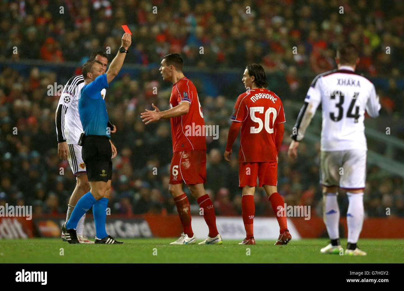 Lazar Markovic de Liverpool est présenté le carton rouge par l'arbitre Jorn  Kuipers lors du match de l'UEFA Champions League Group B à Anfield,  Liverpool Photo Stock - Alamy