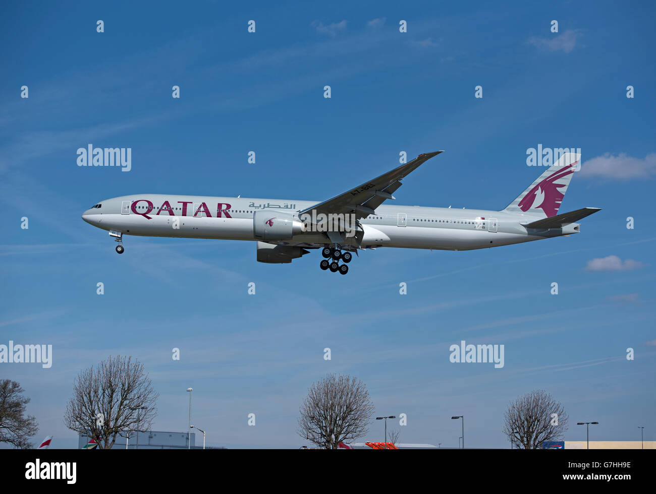 A7-BEI Qatar Airways Boeing 777-3DZ(ER) s'approchant de l'aéroport Heathrow de Londres. 10 375 SCO. Banque D'Images