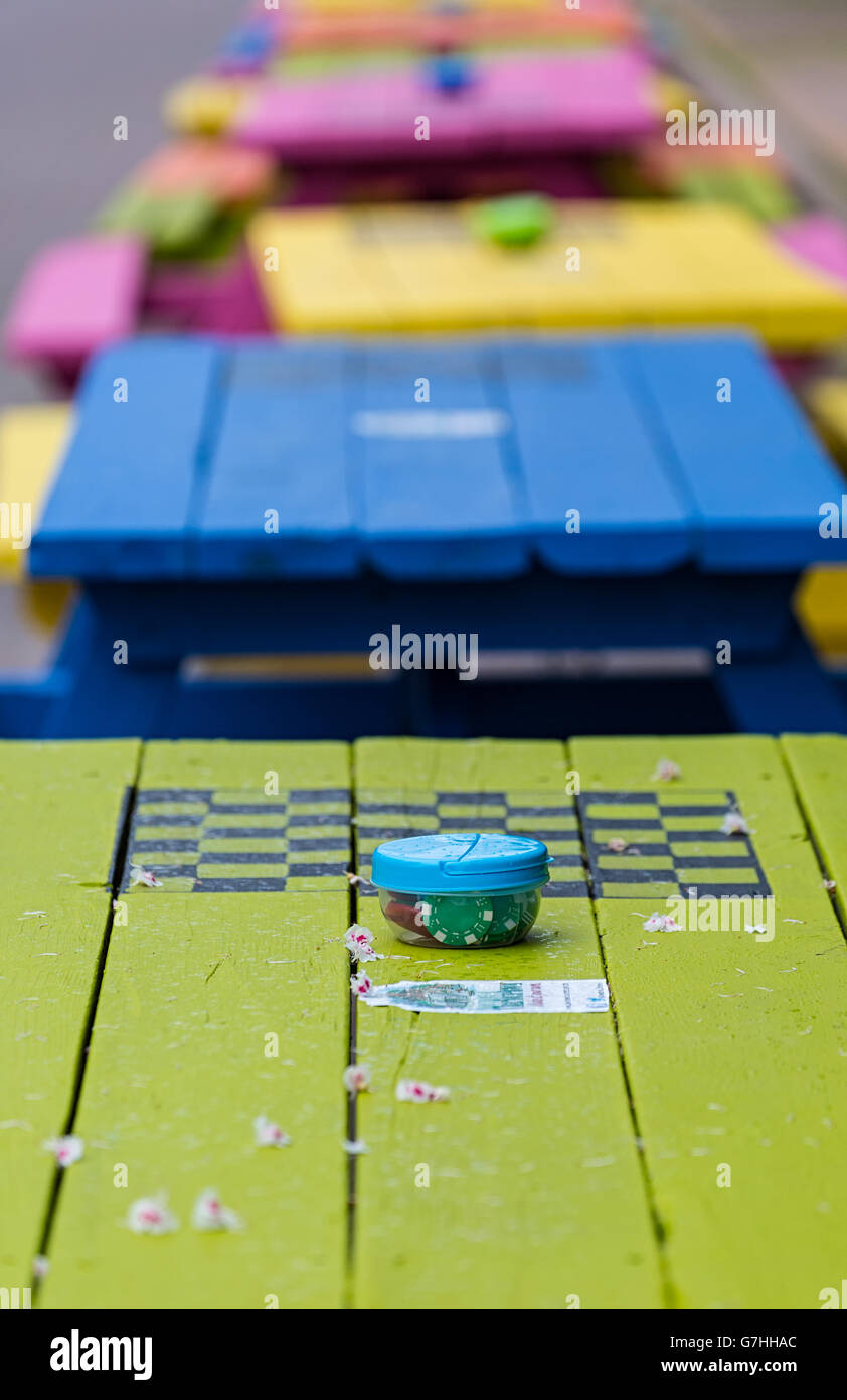 Conseils de vérification mis en place sur les tables de pique-nique sur la ligne Victoria au centre-ville de Charlottetown, Prince Edward Island, Canada. Banque D'Images