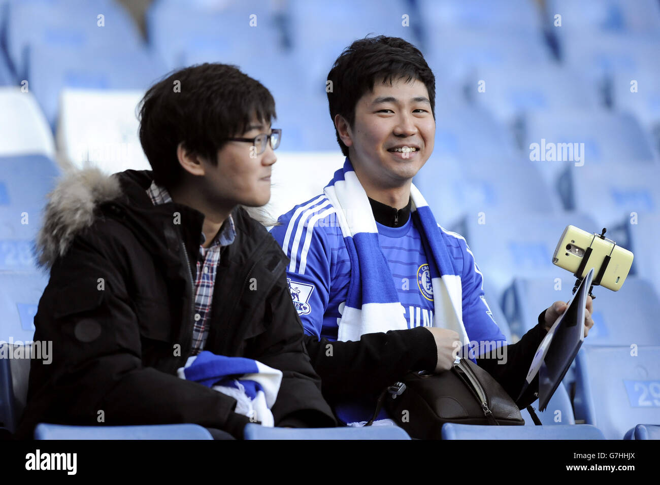 Les supporters de Chelsea dans les stands avant le match de la Barclays Premier League à Stamford Bridge, Londres. APPUYEZ SUR ASSOCIATION photo. Date de la photo: Samedi 13 décembre 2014. Voir PA Story FOOTBALL Chelsea. Le crédit photo devrait être Andrew Matthews/PA Wire. . . Banque D'Images