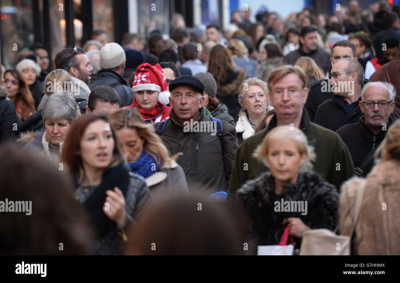 Les acheteurs de Noël à Oxford Street, Londres. Banque D'Images
