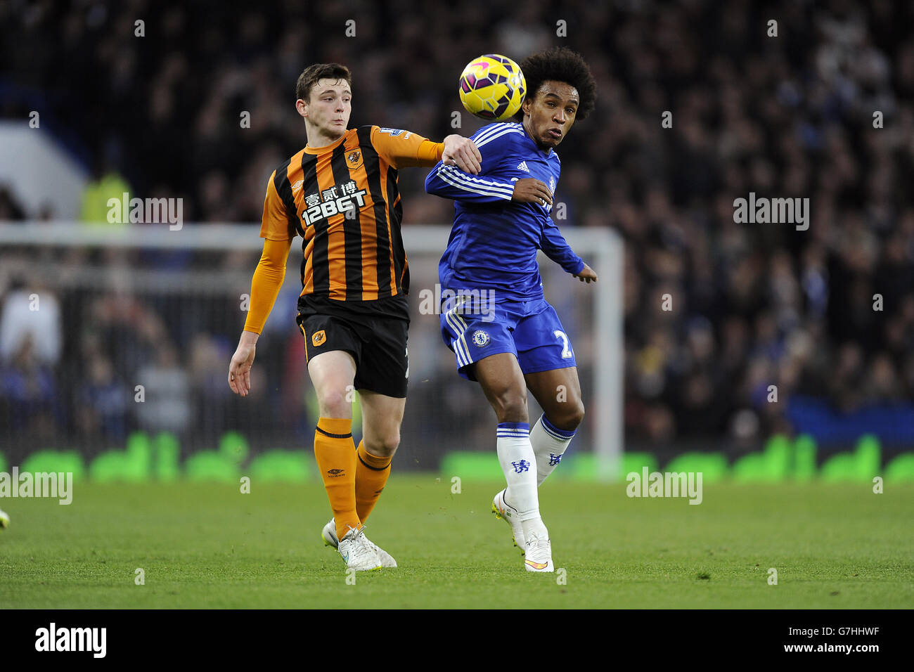 Willian de Chelsea (à droite) et Andrew Robertson de Hull City se battent pour le ballon lors du match de la Barclays Premier League à Stamford Bridge, Londres.APPUYEZ SUR ASSOCIATION photo.Date de la photo: Samedi 13 décembre 2014.Voir PA Story FOOTBALL Chelsea.Le crédit photo devrait être Andrew Matthews/PA Wire. Banque D'Images