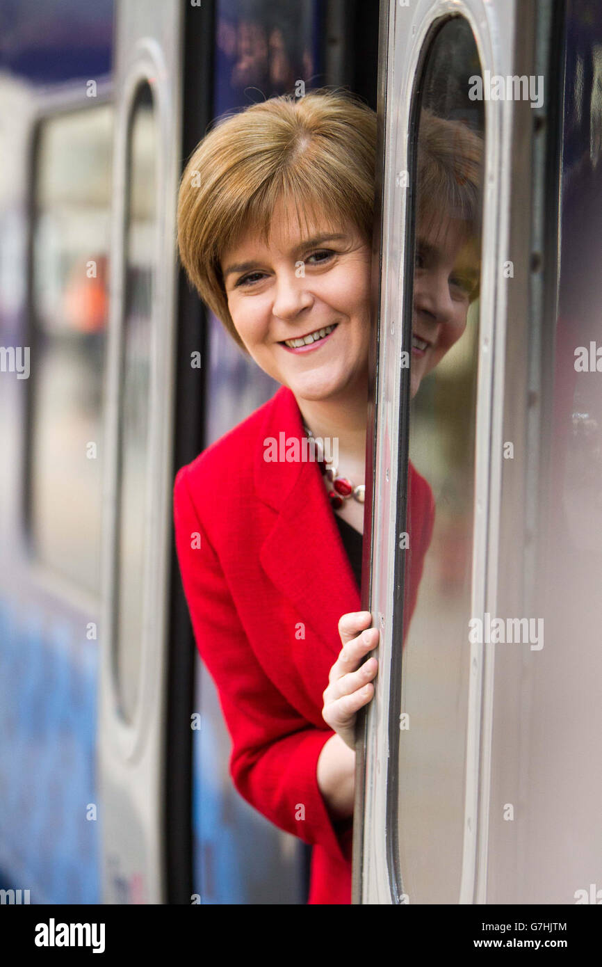 Nicola Sturgeon de monter dans un train Banque D'Images