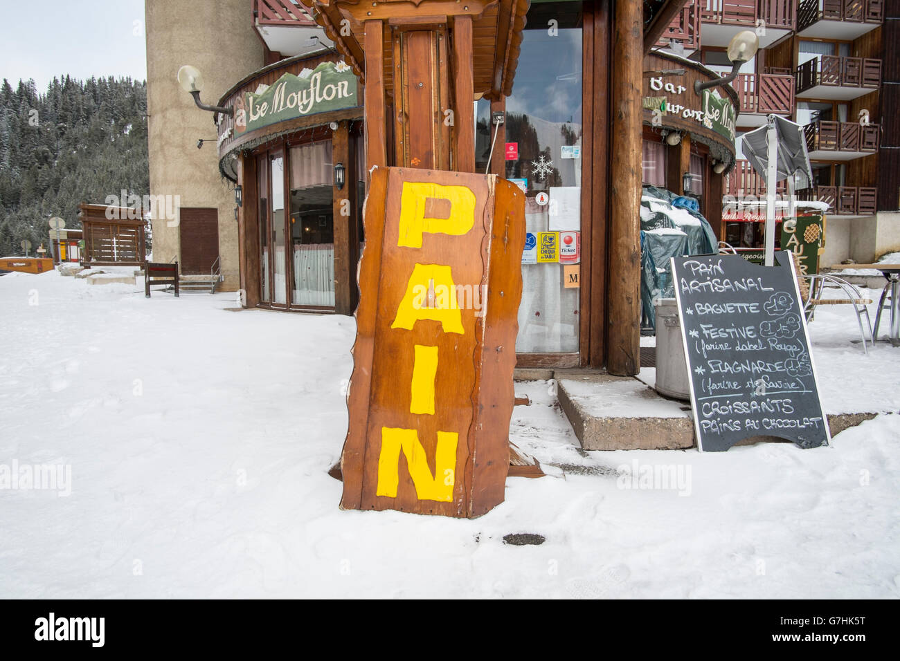 Signe du pain dans la neige à l'extérieur de boulangerie à Plagne Bellecôte, dans les alpes françaises Banque D'Images