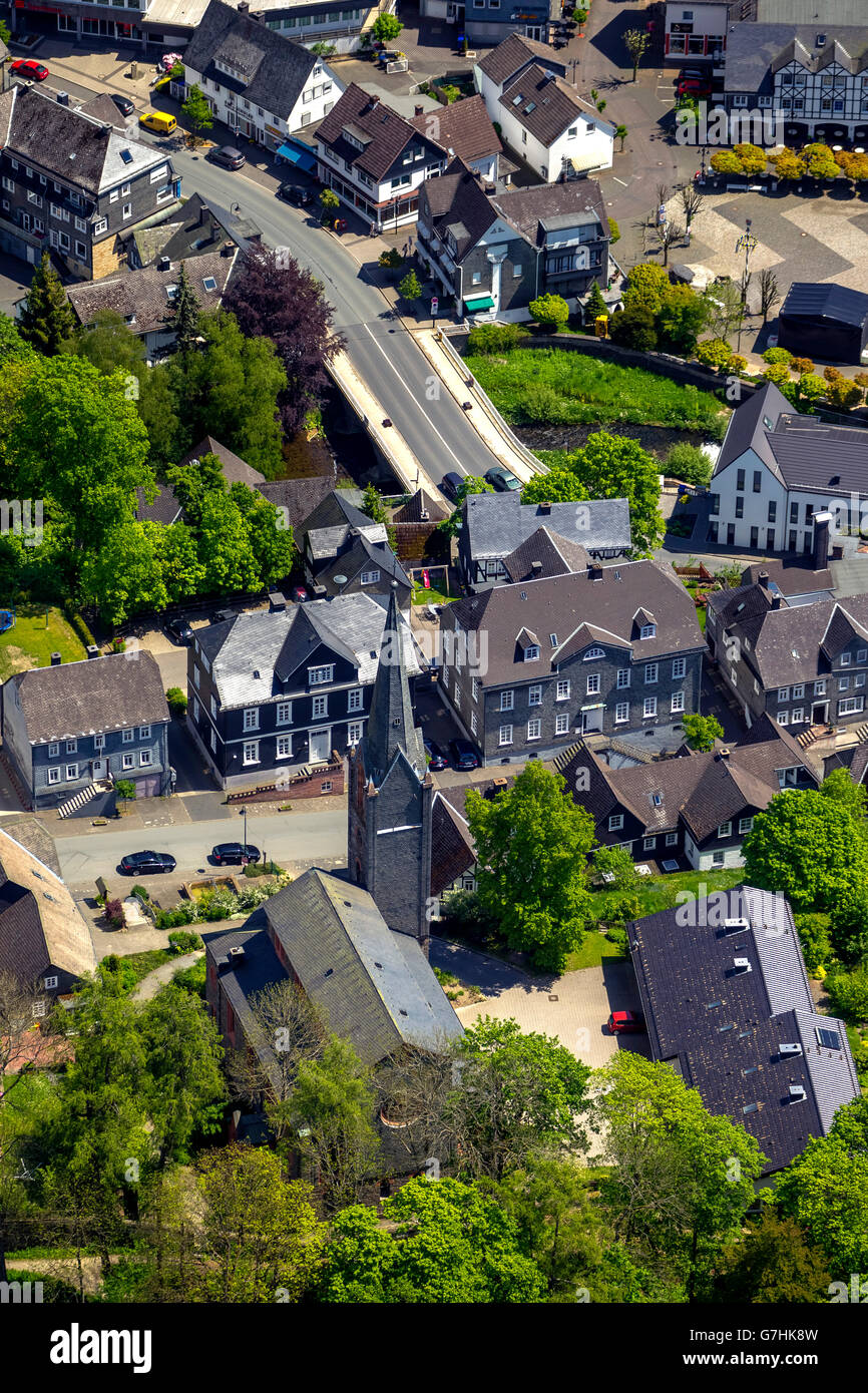 Vue aérienne, église protestante Schloßstraße, Bad Berleburg, Düren, montagnes Rothaargebirge, Rhénanie du Nord-Westphalie Banque D'Images