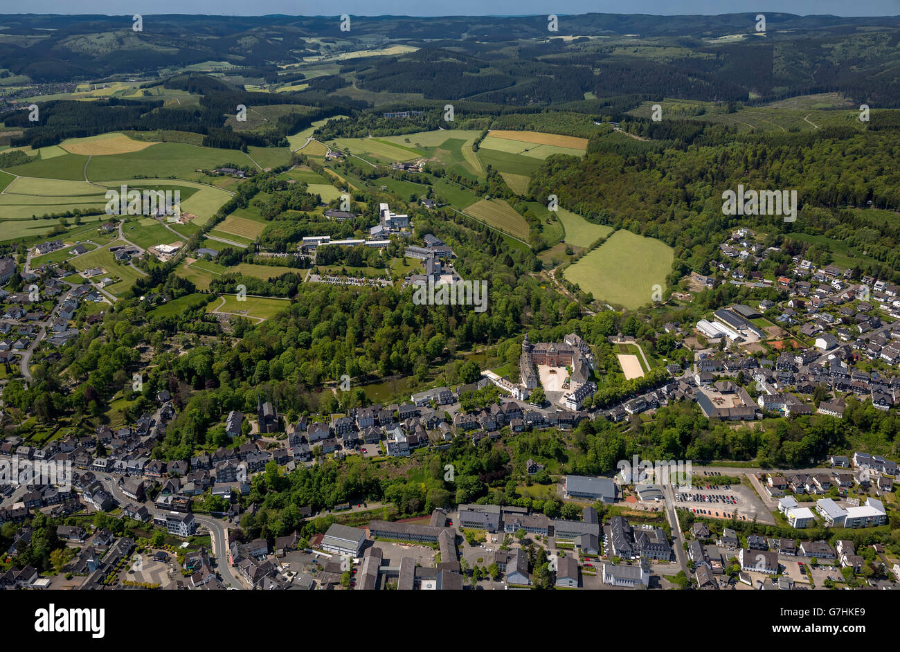 Vue aérienne, à la rue du Château au château et Beerleburg, Bad Berleburg, Düren, montagnes Rothaargebirge Banque D'Images