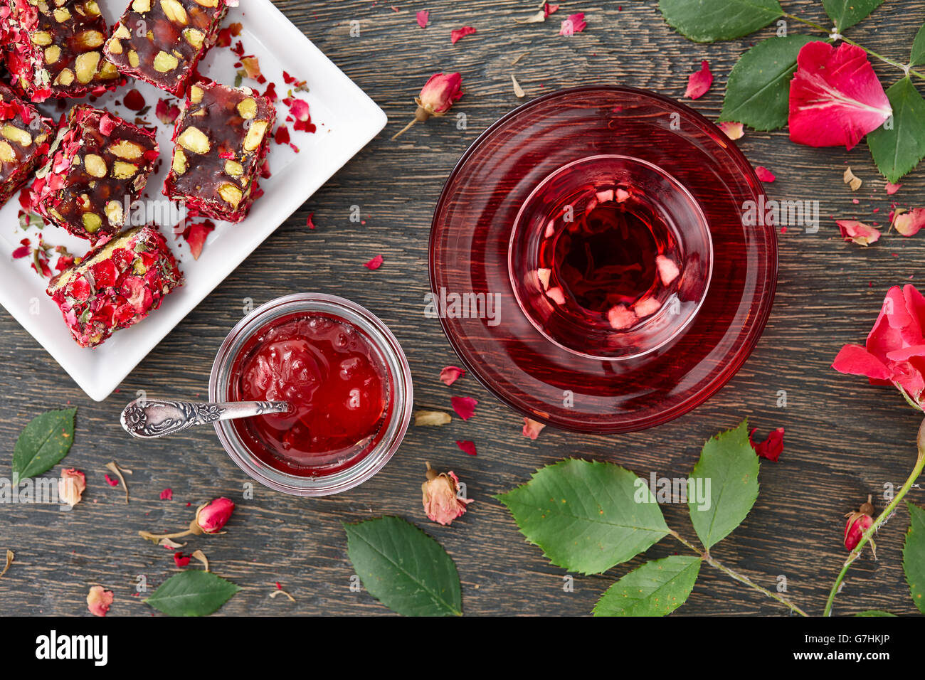 Hibiscus rose thé avec de la confiture et loukoum Banque D'Images