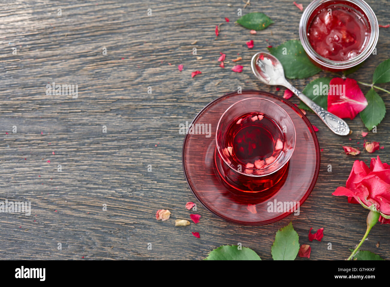 Hibiscus tea rose avec fond de confiture Banque D'Images