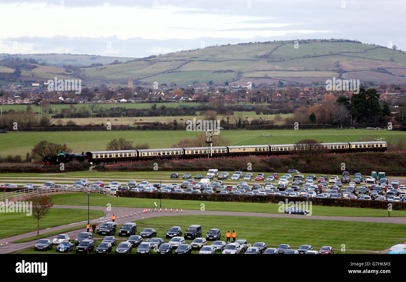 Courses hippiques - The International - Day One - Hippodrome de Cheltenham. Un train passe par l'hippodrome de Cheltenham Banque D'Images