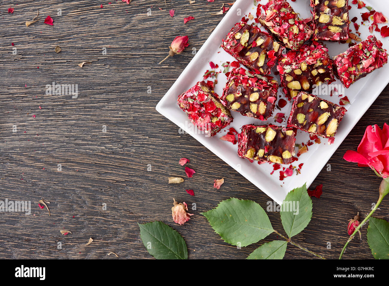 Délice turc traditionnel avec des pétales de rose Banque D'Images