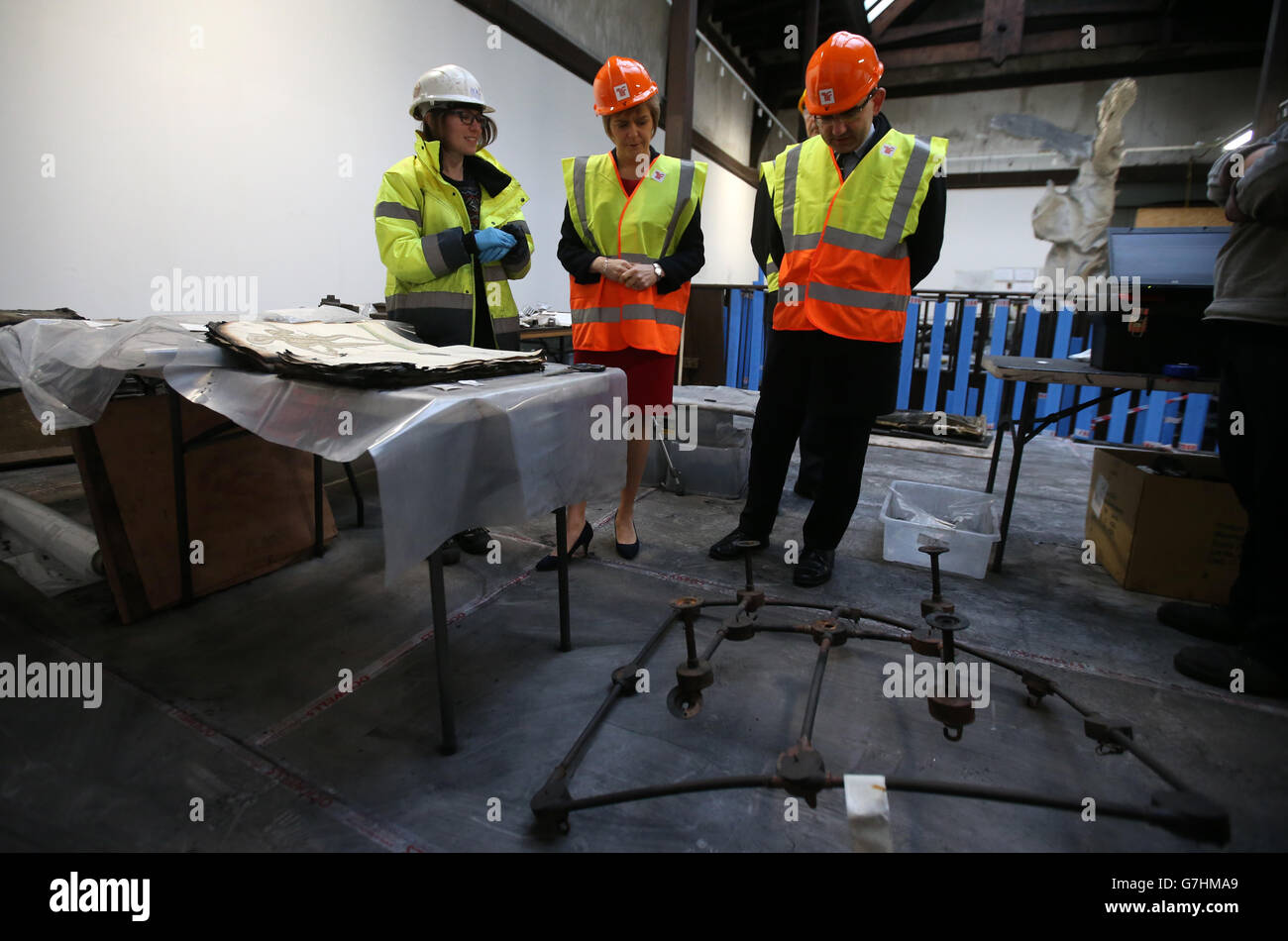 La première ministre d'Écosse, Nicola Sturgeon Views, a récupéré des artefacts avec l'archéologue Natalie Mitchell et le directeur de l'école d'art Tom Inns lors de la visite à la Glasgow School of Art, où elle a vu les dégâts causés par le feu dans la bibliothèque et divers objets qui ont été récupérés jusqu'à présent depuis l'incendie au début de l'année. Banque D'Images