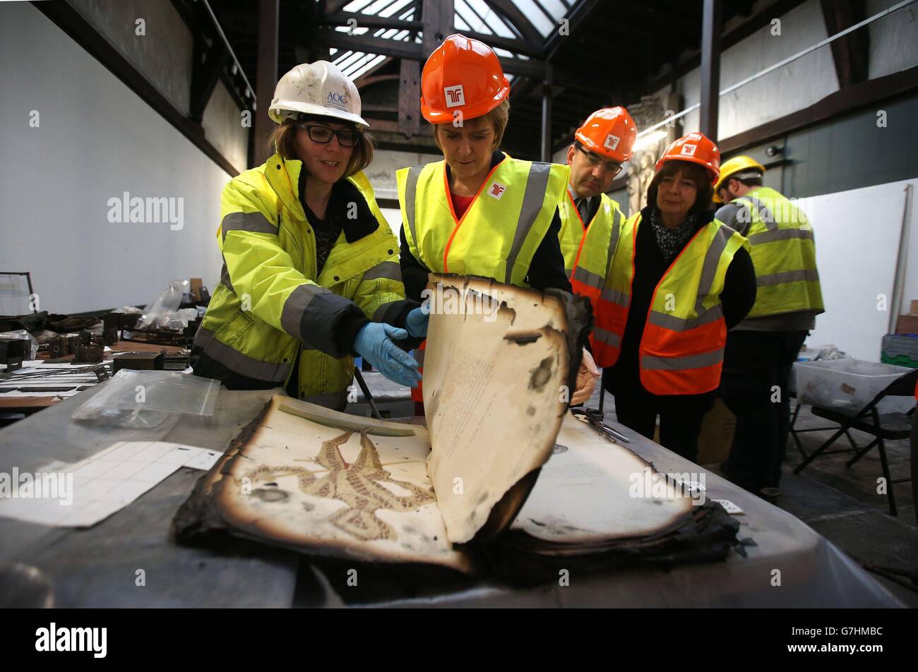 La première ministre d'Écosse, Nicola Sturgeon Views, a récupéré des artefacts avec l'archéologue Natalie Mitchell lors de la visite à l'école d'art de Glasgow où elle a vu les dégâts causés par le feu dans la bibliothèque et divers artefacts qui ont été récupérés jusqu'à présent depuis le feu plus tôt cette année. Banque D'Images