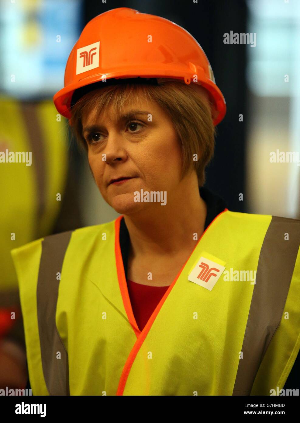 La première ministre écossaise Nicola Sturgeon lors d'une visite à l'école d'art de Glasgow où elle a vu les dommages causés par le feu dans la bibliothèque et divers objets qui ont été récupérés jusqu'à présent depuis le feu plus tôt cette année. Banque D'Images