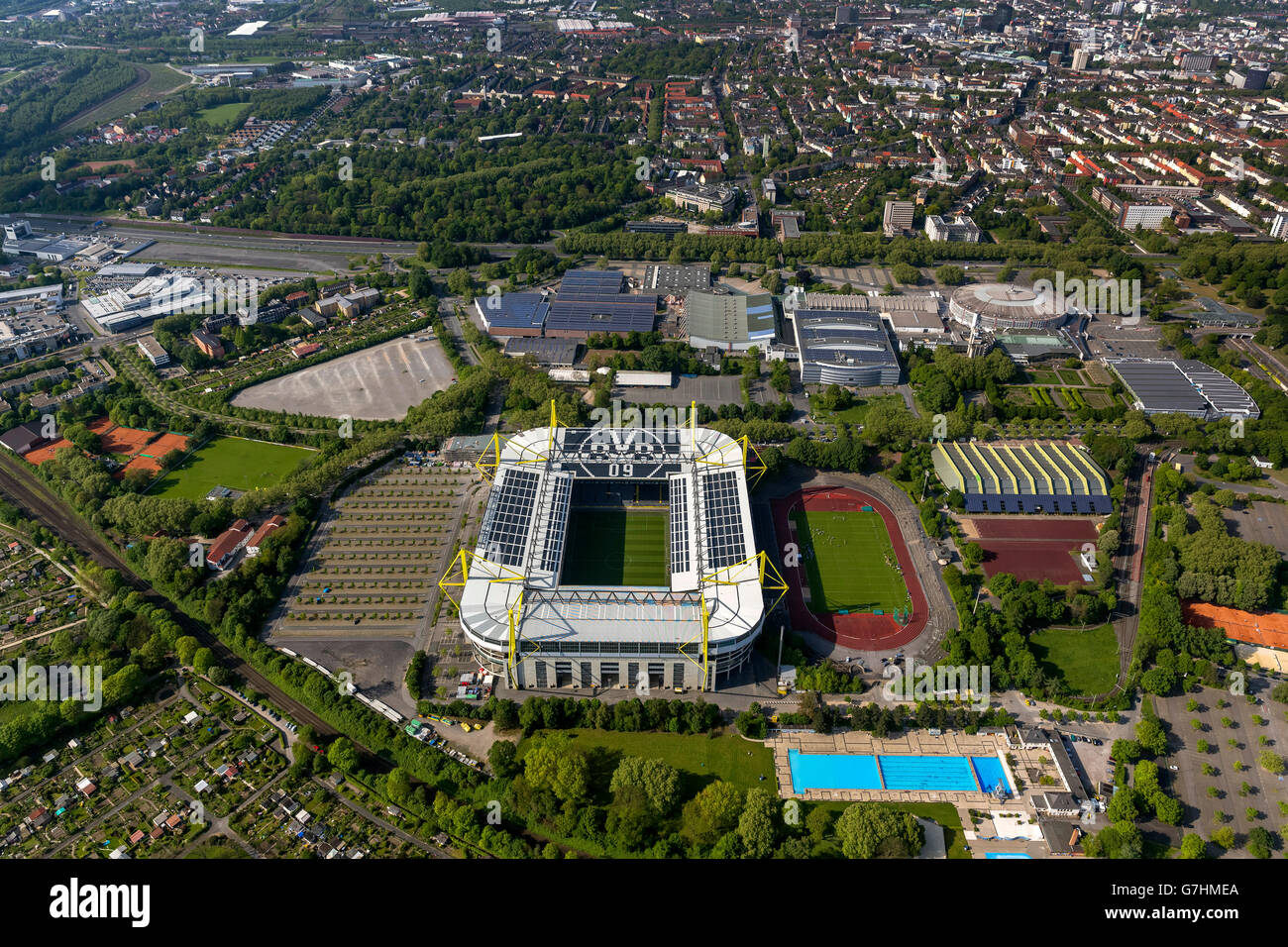 Vue aérienne, parc Signal Iduna, Westfalenstadion avec nouveau bureau Fanshop en construction, des panneaux solaires sur le toit du stade, Banque D'Images