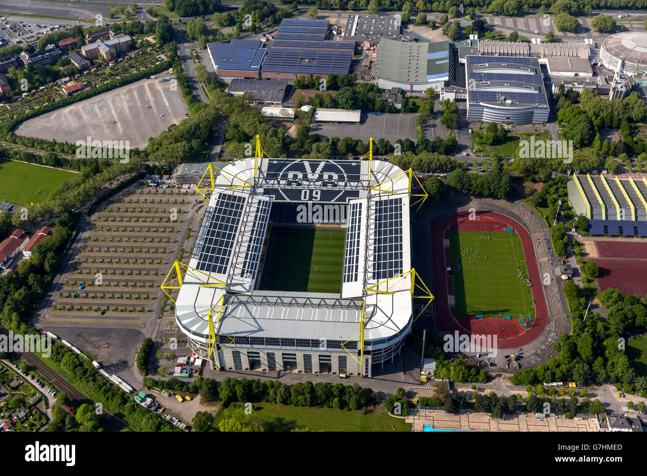 Vue aérienne, parc Signal Iduna, Westfalenstadion avec nouveau bureau Fanshop en construction, des panneaux solaires sur le toit du stade, Banque D'Images