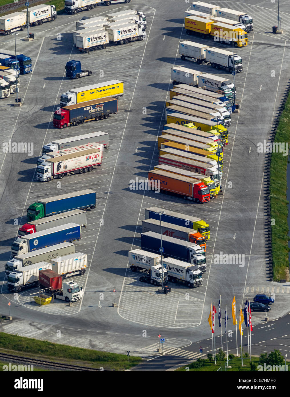 Vue aérienne, centre logistique IKEA Ellingshausen avec les camions, juste-à-temps, la logistique de remorques de camions, d'attente, le chevron Banque D'Images