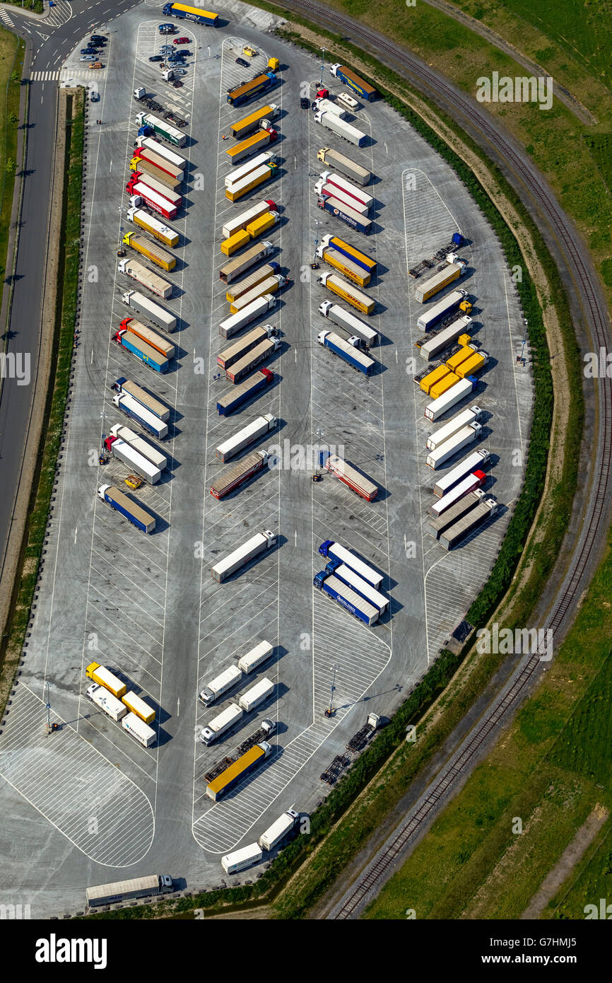 Vue aérienne, centre logistique IKEA Ellingshausen avec les camions, juste-à-temps, la logistique de remorques de camions, d'attente, le chevron Banque D'Images