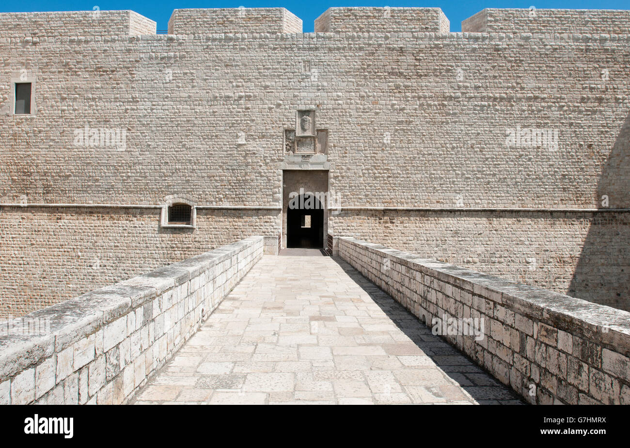 Les murs massifs du château espagnol dans Barletta. Italie Banque D'Images