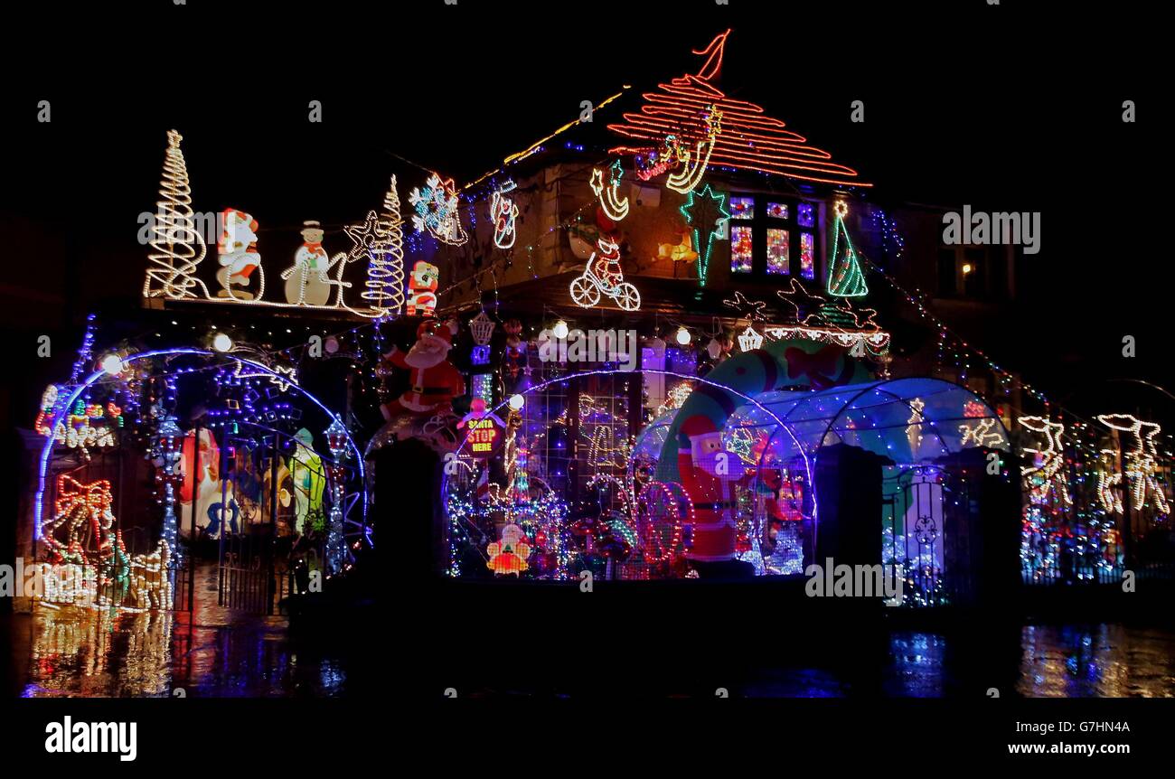 Lumières de Noël 2014.Une maison couverte de lumières de Noël dans la région d'Inchicore à Dublin. Banque D'Images