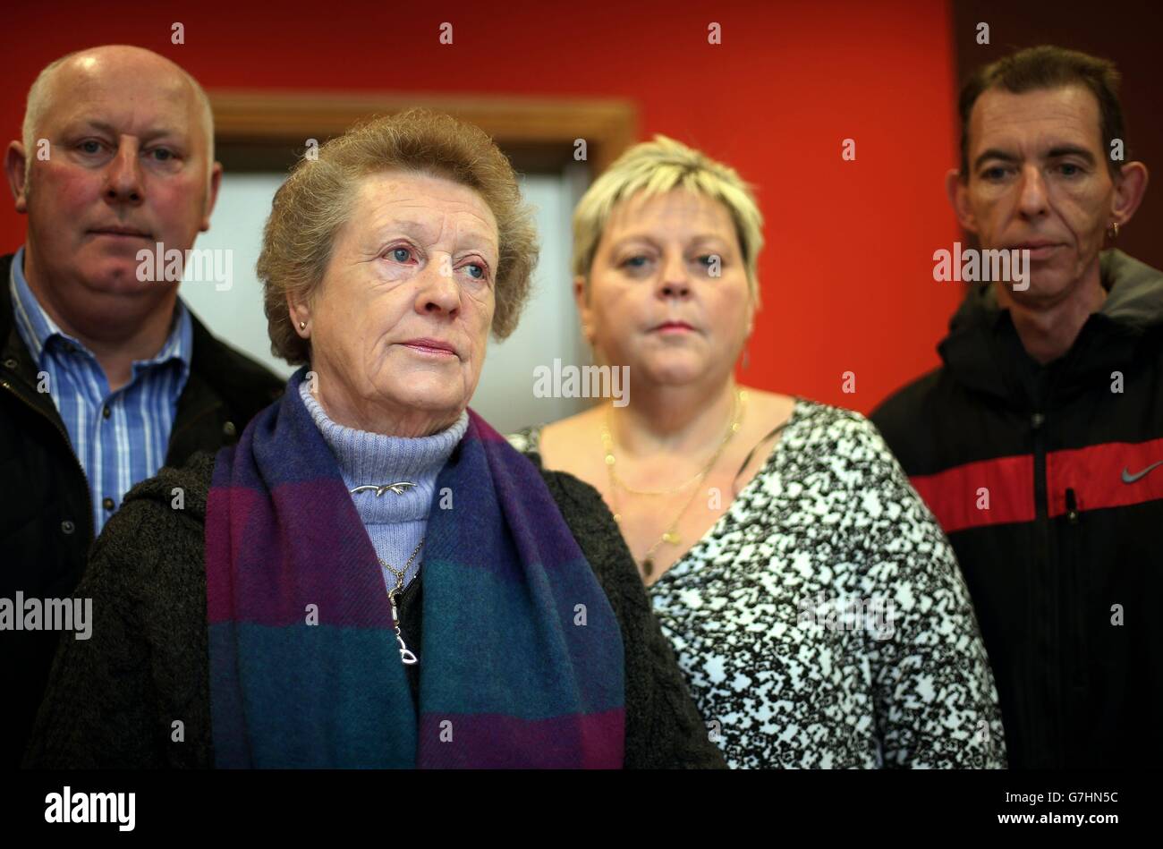 Margaret Campbell, dont le mari a été tué par balle par des loyalistes en 1973, avec sa fille Donna Patrick-Campbell, son gendre Patrick Barry et son fils Patrick Campbell (à droite) dans ses bureaux de avocats à Belfast. Banque D'Images