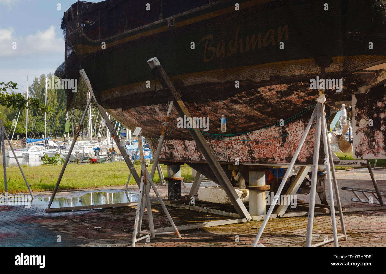 Un bateau sur la réparation. Banque D'Images