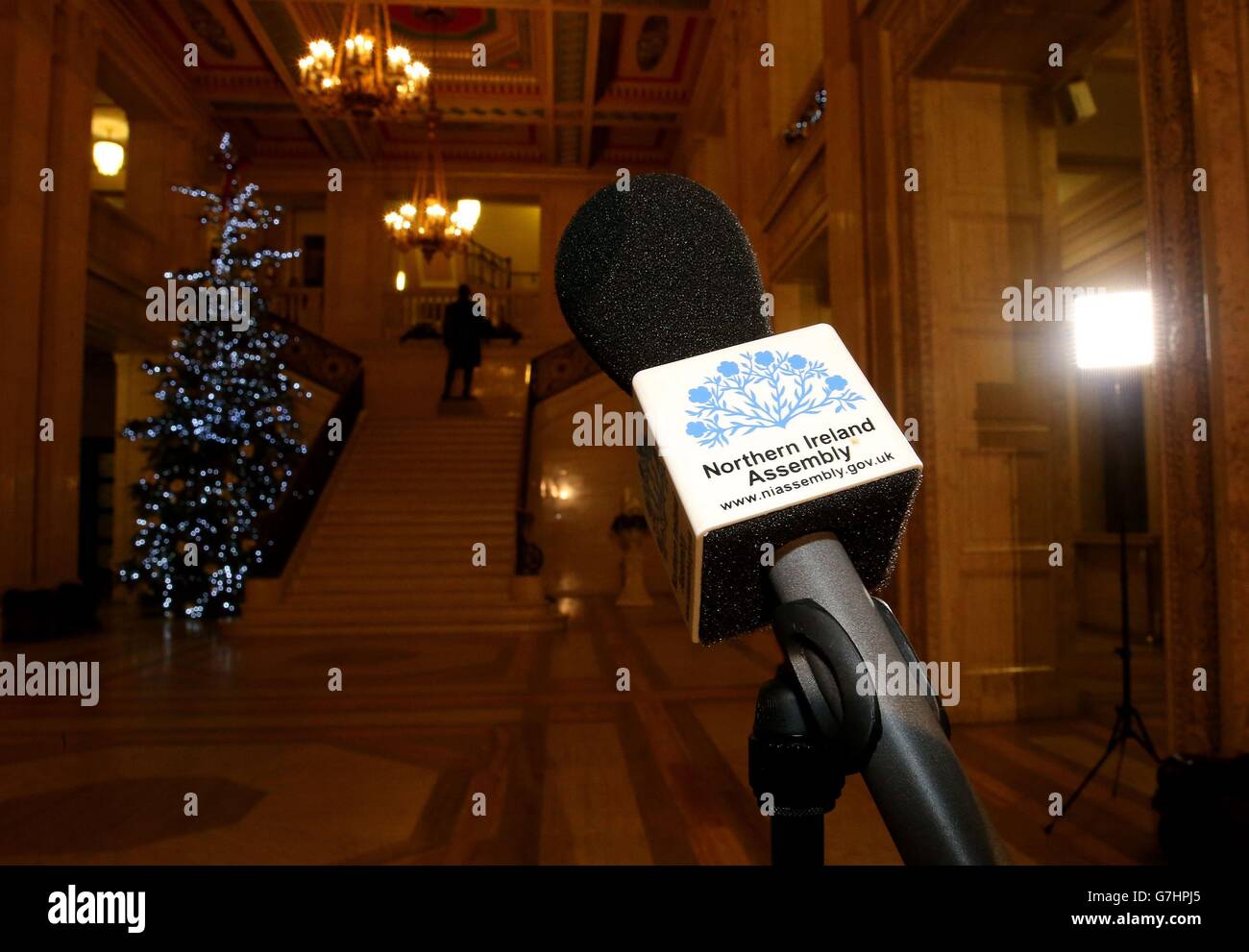 Les médias attendent dans la Grande salle des édifices du Parlement, à Stormont, pendant que les pourparlers politiques se poursuivent à la Maison Stormont. Banque D'Images