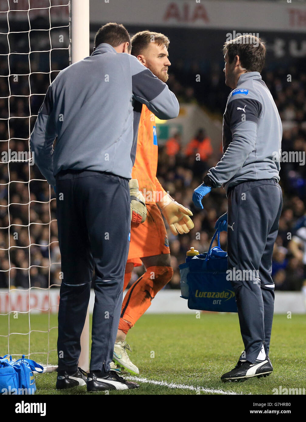 Le gardien de but de Newcastle United Jak Alnwick (au centre) reçoit un traitement des physios après avoir ramassant un cognement lors du match de finale du Capital One Cup Quarter à White Hart Lane, Londres.APPUYEZ SUR ASSOCIATION photo.Date de la photo: Mercredi 17 décembre 2014.Voir PA Story FOOTBALL Tottenham.Le crédit photo devrait se lire comme suit : Nick Potts/PA Wire. Banque D'Images Le gardien de but de Newcastle United Jak Alnwick (au centre) reçoit un traitement des physios après avoir ramassant un cognement lors du match de finale du Capital One Cup Quarter à White Hart Lane, Londres.APPUYEZ SUR ASSOCIATION photo.Date de la photo: Mercredi 17 décembre 2014.Voir PA Story FOOTBALL Tottenham.Le crédit photo devrait se lire comme suit : Nick Potts/PA Wire. Banque D'Images