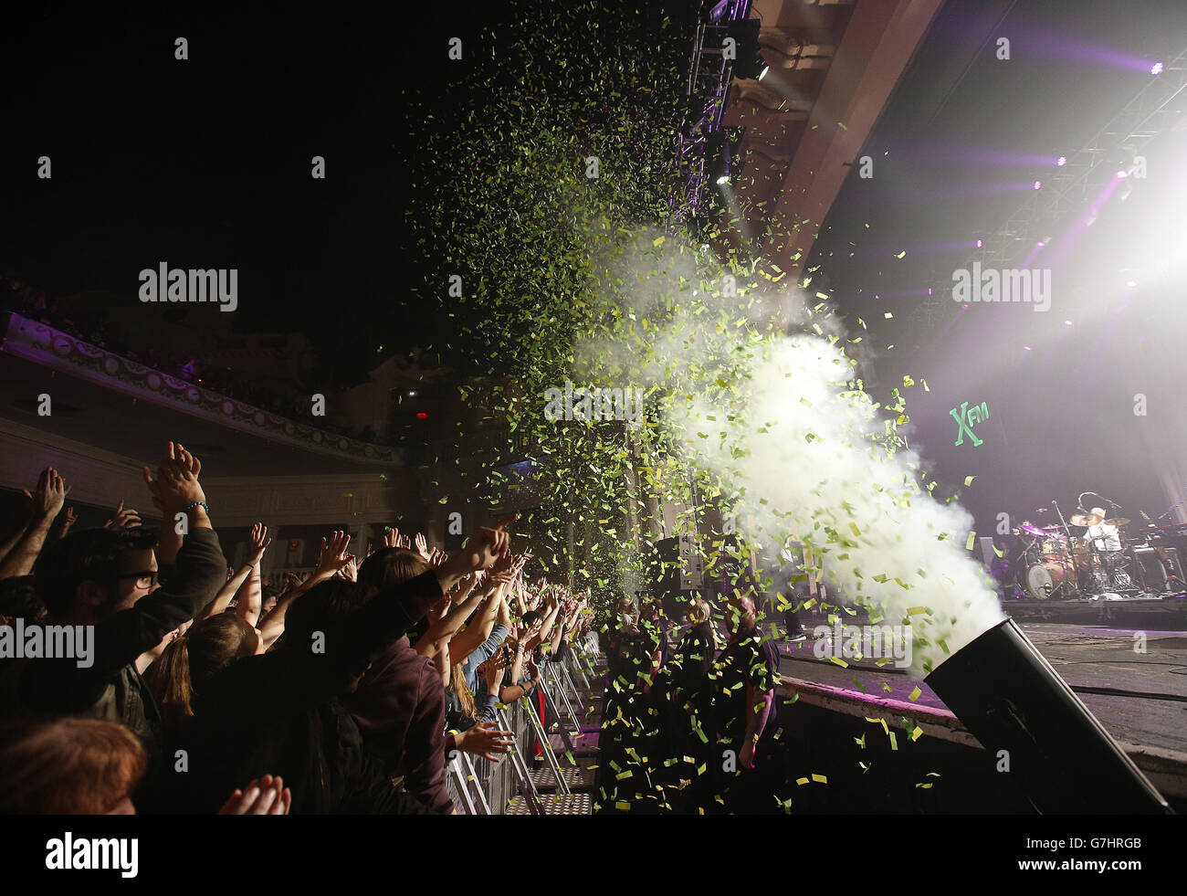 Les fans du public sont affronté de confetti lors de la XFM Winter Wonderland à l'O2 Academy de Brixton, Londres. APPUYEZ SUR ASSOCIATION photo. Date de la photo: Mercredi 17 décembre 2014. Voir l'histoire de PA SHOWBIZ XFM. Le crédit photo doit être lu : Jonathan Brady/PA Wire Banque D'Images