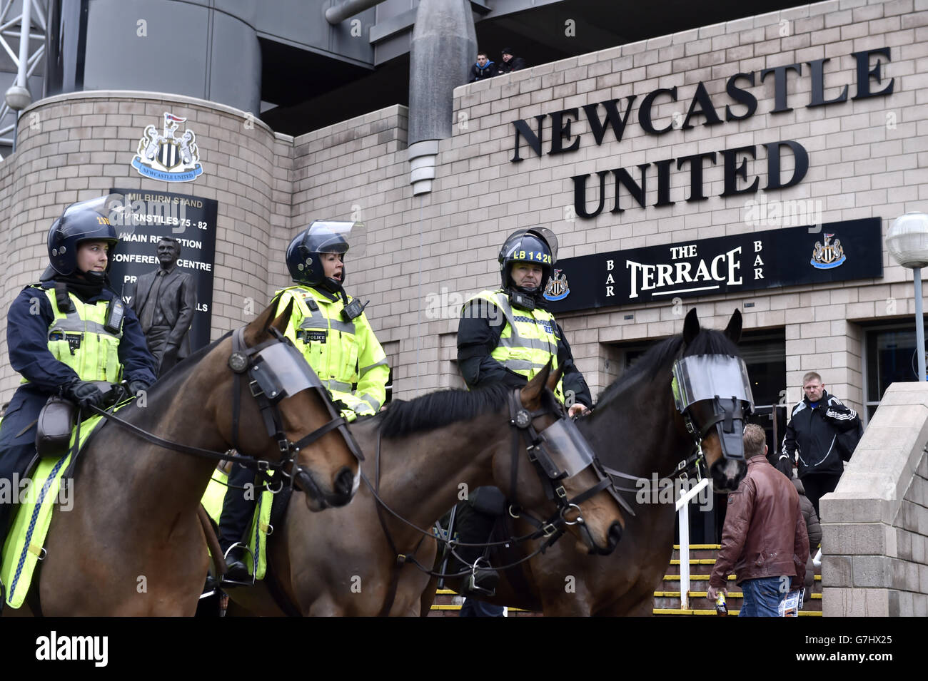 La police a été montée devant le parc St. James' Park alors que les fans commencent à arriver pour le match de la Barclays Premier League à St. James' Park, Newcastle. Banque D'Images