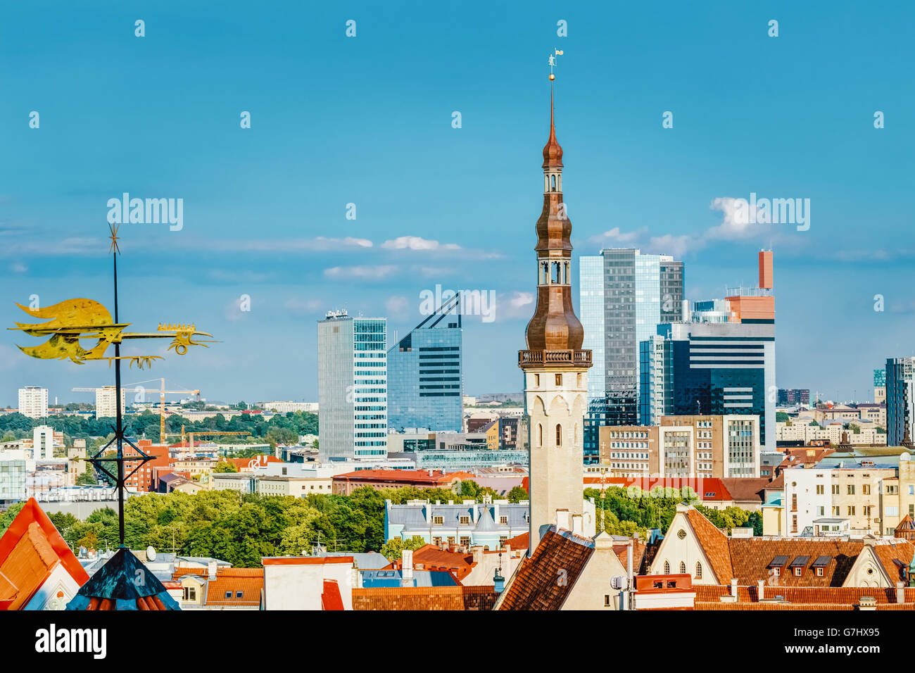 Vue panoramique sur la Vieille Ville et Ville moderne ville Tallinn en Estonie Banque D'Images