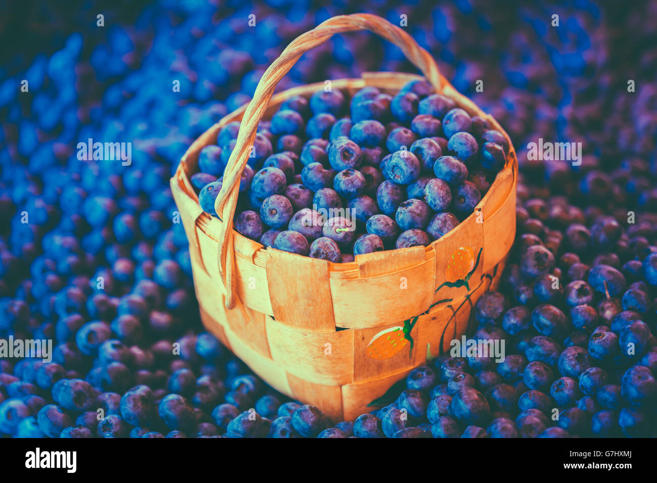 Baies Bleu bleuet bleuets frais au marché en panier en osier Banque D'Images